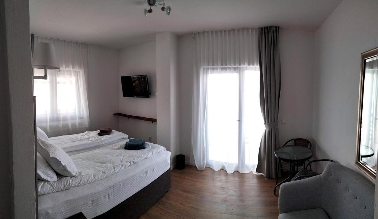 Bed and Breakfast Casa Comilor Surdesti  Zewnętrze zdjęcie