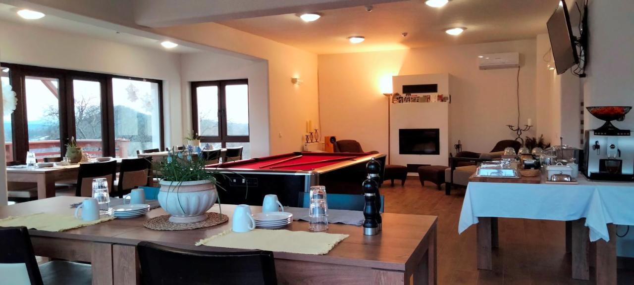 Bed and Breakfast Casa Comilor Surdesti  Zewnętrze zdjęcie